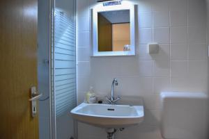 ケルンにあるMads Hotelのバスルーム(洗面台、鏡、トイレ付)