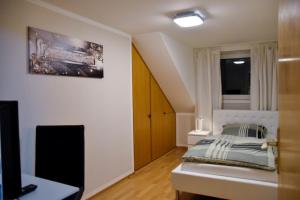 a bedroom with a bed and a window at Mads Hotel in Cologne