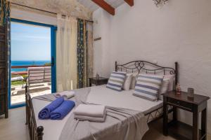 En eller flere senger på et rom på Astarte Villas - Beach Villa Nout