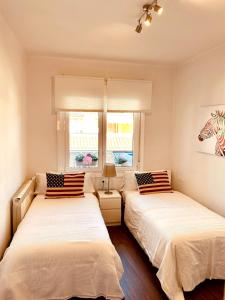 1 dormitorio con 2 camas y una foto de cebra en la pared en Playa Panjón, en Nigrán