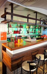 um bar num restaurante com bancos em Hotel les Pecheurs em Lorient