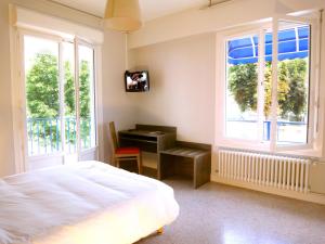 TV a/nebo společenská místnost v ubytování Hotel les Pecheurs