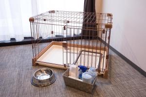 a bird cage sitting on the floor in a room at HOTEL R9 Kujukuri "ex Casual Resort COFF Ichinomiya" in Ichinomiya