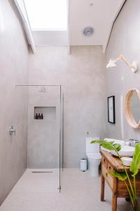 uma casa de banho com um chuveiro, um lavatório e um WC. em Skoon Seaside Accommodation em Skoenmakerskop