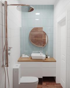 een badkamer met een wastafel en een spiegel bij Green City Apartment in Tasjkent