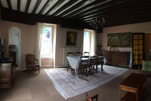 ein Esszimmer mit Tisch und Stühlen in der Unterkunft Appartement spacieux 78m2 plein centre, balcon, jusqu’à 6 personnes in La Bourboule