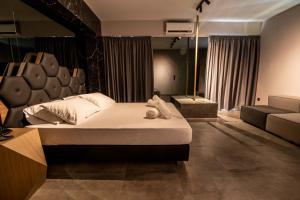 Кровать или кровати в номере Ruby Rooms Athens