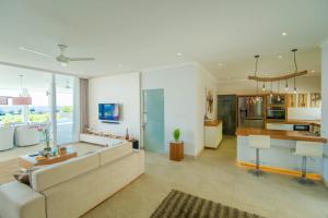 sala de estar con sofá y cocina en Deep Blue Villa Umeanyar, en Umeanyar