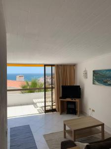 uma sala de estar com vista para o oceano em SEA VIEW ALBUFEIRA Center CERRO BRANCO em Albufeira