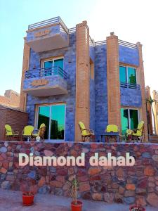 達哈布的住宿－Diamond Dahab House，前面有标志的建筑