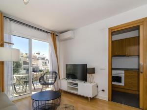 TV a/nebo společenská místnost v ubytování Sitges Spaces Terrace Apartment- 1 Bedroom, 1Bathroom, Huge Terrace