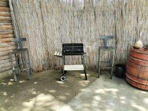 Tri bagrema KM في موكرا غورا: كرسيين وطاولة عليها حقيبة