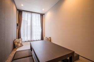 a conference room with a table and a window at HOTEL R9 Kujukuri "ex Casual Resort COFF Ichinomiya" in Ichinomiya