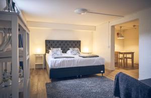Ένα ή περισσότερα κρεβάτια σε δωμάτιο στο Holma Stångenäs Golf Bed & Breakfast