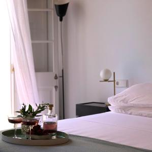 Fragile Hotel客房内的一张或多张床位