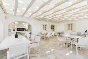 Um restaurante ou outro lugar para comer em Corfos Hotel