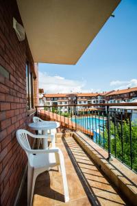 Bazén v ubytování Family hotel Apolon nebo v jeho okolí
