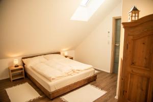 1 dormitorio con 1 cama grande en el ático en Das Einser 