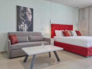 Fotografie z fotogalerie ubytování Epipleon Luxury Suites -102- Δωμάτιο 45τμ με βεράντα 35τμ μπροστά στη θάλασσα v destinaci Nafpaktos