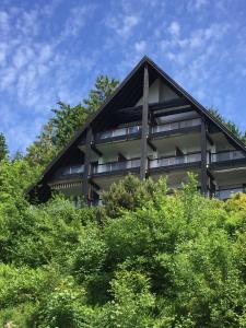 un bâtiment au sommet d'une colline plantée d'arbres dans l'établissement Panorama Point, à Sasbachwalden