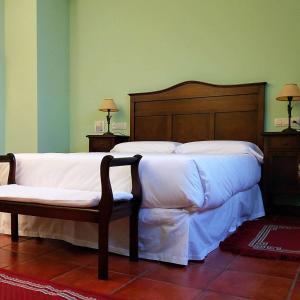 Hotel Rural El Otero房間的床