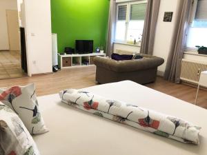 uma sala de estar com uma cama e um sofá em Lighthaus Apartment em Graz