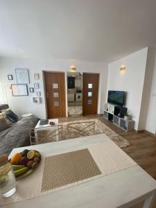 Vicky - New Apartment Centrum Srodmiescie في وارسو: غرفة معيشة مع طاولة مع وعاء من الفواكه عليها