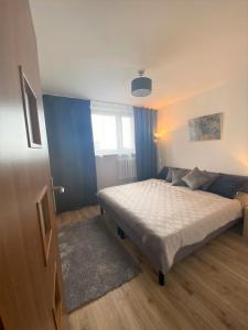 a small bedroom with a bed and a window at Vicky - New Apartment Centrum Srodmiescie in Warsaw