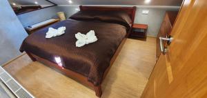 Un pat sau paturi într-o cameră la Hotel Karlštejn & SPA