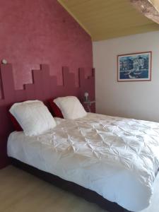 Postel nebo postele na pokoji v ubytování CHAMBRE DOUBLE AVEC PISCINE ET JACUZZI