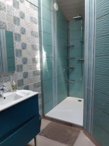 Koupelna v ubytování CHAMBRE DOUBLE AVEC PISCINE ET JACUZZI