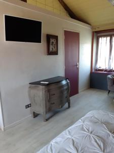 TV a/nebo společenská místnost v ubytování CHAMBRE DOUBLE AVEC PISCINE ET JACUZZI