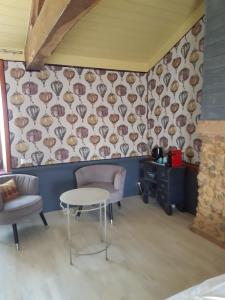 Posezení v ubytování CHAMBRE DOUBLE AVEC PISCINE ET JACUZZI