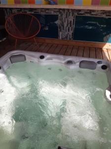 Fotografie z fotogalerie ubytování CHAMBRE DOUBLE AVEC PISCINE ET JACUZZI v destinaci Bernadets-Debat