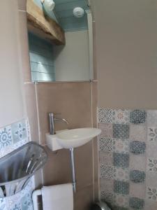 Koupelna v ubytování CHAMBRE DOUBLE AVEC PISCINE ET JACUZZI