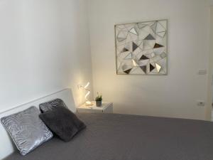 a bedroom with a bed and a picture on the wall at ON the RAIL by Arcotrilogy-Homes in Arco