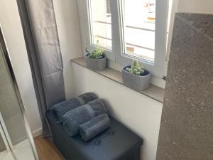 a room with two blue towels on a bench next to a window at ON the RAIL by Arcotrilogy-Homes in Arco