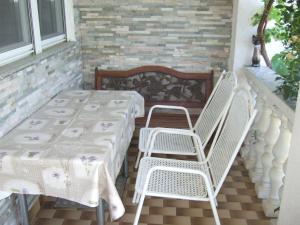 un patio con mesa y 2 sillas en Ferienwohnung Mili en Kraljevica