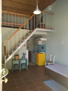 ein Zimmer mit Treppe, Schreibtisch und Tisch in der Unterkunft Arsinoe in Methana