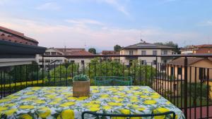 un tavolo su un balcone con vista sulla città di Appartamento Modenese 8 a Peschiera del Garda