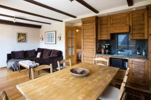 ein Wohnzimmer mit einem Tisch und einem Sofa in der Unterkunft Wood ✪ WiFi, terraza ✪ Ideal excursiones in Formigal