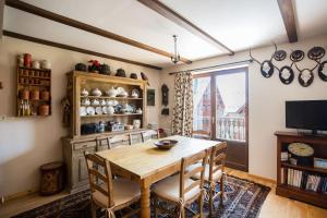 uma sala de jantar com uma mesa de madeira e cadeiras em Wood ✪ WiFi, terraza ✪ Ideal excursiones em Formigal