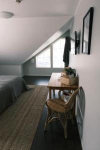 um quarto com uma cama e uma mesa com uma cadeira em Skärgårdshotellet Hönö em Hönö