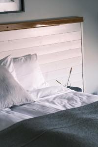 A bed or beds in a room at Skärgårdshotellet Hönö