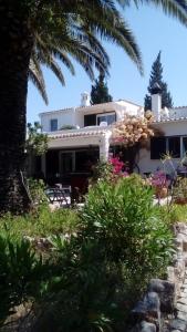 Galeriebild der Unterkunft Castelo do Mar, 3 bedroom villa with private pool in large garden, 400m to beach and close to village in Carvoeiro