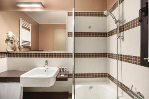 A bathroom at Ramada Plaza by Wyndham Milano