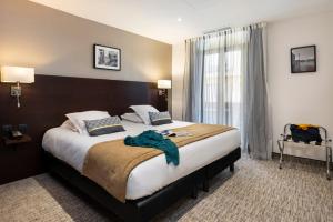 Postel nebo postele na pokoji v ubytování Hôtel Locarno Nice