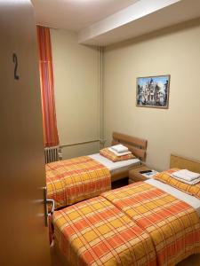 a hotel room with two beds in a room at Ristorante Dosso in Sigirino