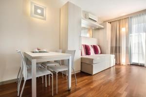 A seating area at Ramada Plaza by Wyndham Milano