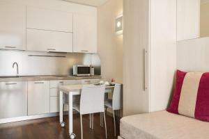 A kitchen or kitchenette at Ramada Plaza by Wyndham Milano